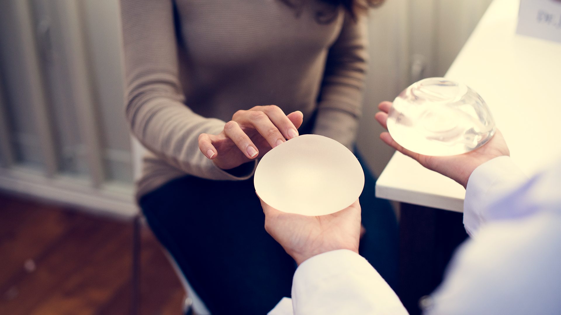 Plastic Surgeon Dr. Antoni Roldan Confirms Breast Implant Rupture with Clarius